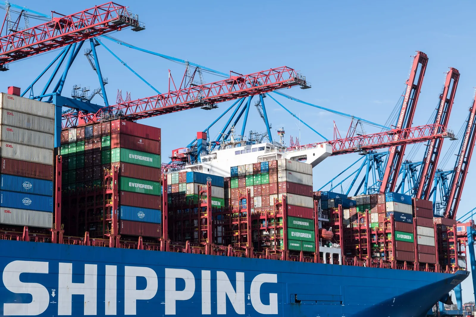 Containerschiff im Hamburger Hafen